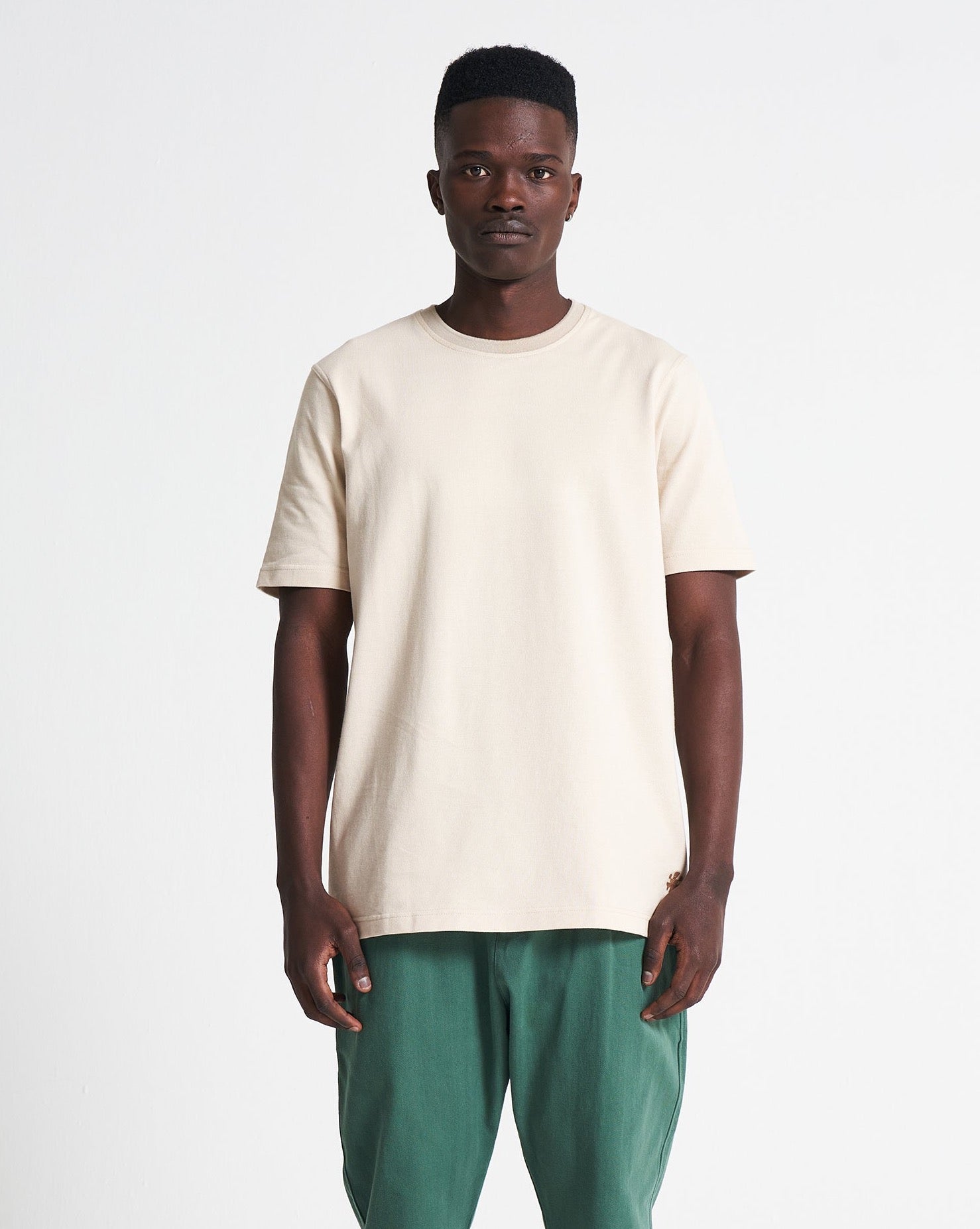 Pique tee in stone / smoke grey