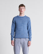 Man wearing a 1kg wool and linen sweater in light blue.