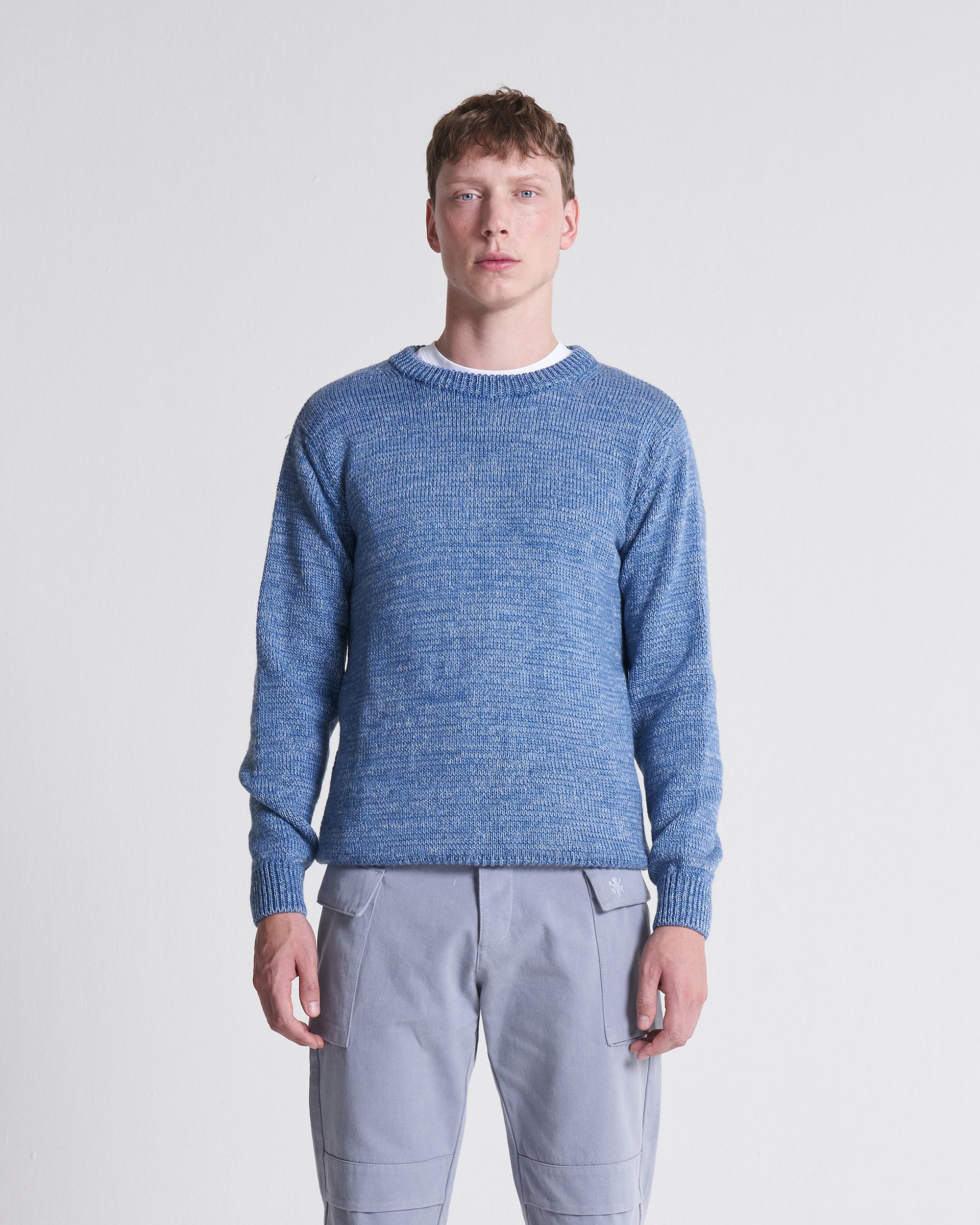 Man wearing a 1kg wool and linen sweater in light blue.